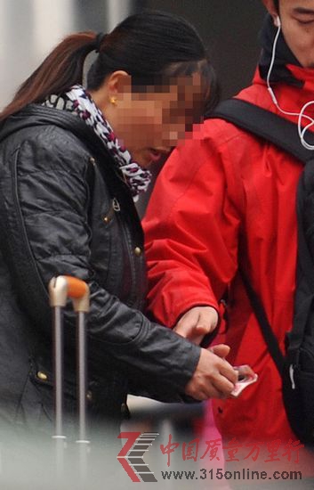 一位旅客在杭州火車南站給“吳大姐”100元后,被領(lǐng)進(jìn)車站。 新華社 圖 一位旅客在杭州火車南站給“吳大姐”100元后,被領(lǐng)進(jìn)車站。 新華社 圖