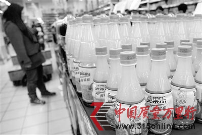 國內(nèi)超市里售賣的百事“純果樂”橙汁飲料圖