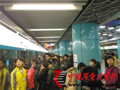 昨日8時45分,乘客從故障車上下來,在屏蔽門外面等候。 昨日8時45分,乘客從故障車上下來,在屏蔽門外面等候。