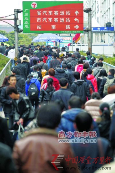 昨日下午,省汽車站人行天橋。大批旅客走出火車站后涌入臨近的汽車站進行中轉(zhuǎn)。實習(xí)生孫振飛 南都記者馮宙峰攝 昨日下午,省汽車站人行天橋。大批旅客走出火車站后涌入臨近的汽車站進行中轉(zhuǎn)。實習(xí)生孫振飛 南都記者馮宙峰攝