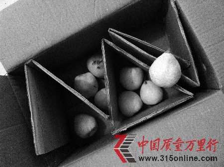一箱梨有“半箱”紙板,梨倒沒幾個。