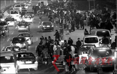 1月30日深夜,旅客在西站北廣場邊走邊打車。 本報實習記者 趙恩澤 攝 1月30日深夜,旅客在西站北廣場邊走邊打車。 本報實習記者 趙恩澤 攝