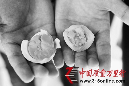 和正常蛋黃顏色相比,疑似“假雞蛋”蛋黃(左)色澤較深。 和正常蛋黃顏色相比,疑似“假雞蛋”蛋黃(左)色澤較深。