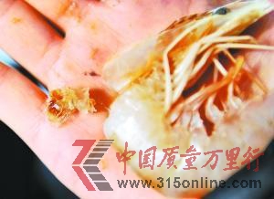 2月13日,記者從購買的“注膠蝦”頭部擠出膠狀透明物質。新華社發 2月13日,記者從購買的“注膠蝦”頭部擠出膠狀透明物質。新華社發