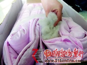 這款“蠶絲被”色澤很不均勻,摸起來有些扎手。本報記者 秦雪麗 攝