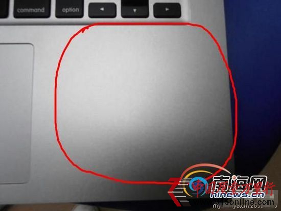 網(wǎng)友“莞爾傾城笑”在帖子中稱水只灑在下方邊角處(南海網(wǎng)記者 劉麗萍截圖) 網(wǎng)友“莞爾傾城笑”在帖子中稱水只灑在下方邊角處(南海網(wǎng)記者 劉麗萍截圖)