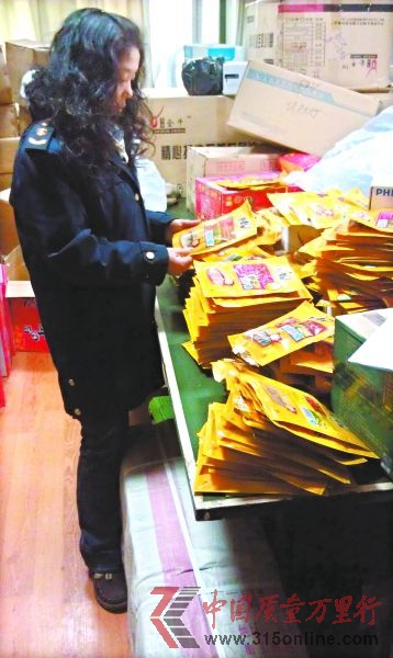 工商人員正在清點(diǎn)被篡改了日期的豆干。王志新 攝
