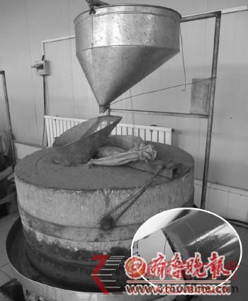 用于磨制芝麻醬的電動(dòng)石磨,芝麻醬則可以用于提取香油。
