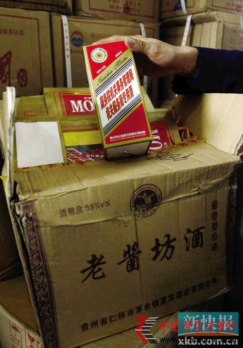■現場查獲的用老醬坊酒箱包裝的“特供酒”。 ■現場查獲的用老醬坊酒箱包裝的“特供酒”。