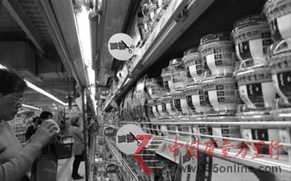 超市內老酸奶排滿貨架 本版圖片均為晚報 何雯亞 現場圖片。