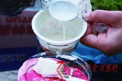 劉女士發(fā)現(xiàn)酸奶較稀,品嘗有發(fā)霉的味道,懷疑有質(zhì)量問題。 劉女士發(fā)現(xiàn)酸奶較稀,品嘗有發(fā)霉的味道,懷疑有質(zhì)量問題。