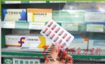 4月16日,長沙市蔡鍔路某藥房,記者走訪并未發現有被曝光品牌膠囊藥品。記者 龔磊 攝 4月16日,長沙市蔡鍔路某藥房,記者走訪并未發現有被曝光品牌膠囊藥品。記者 龔磊 攝