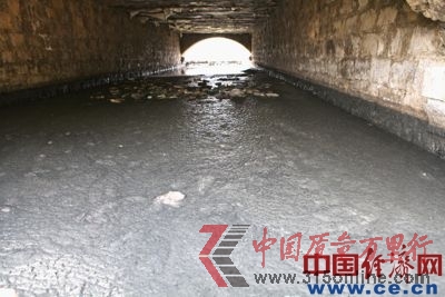 濟南達利的污水排出后形成的大片漂浮物。 濟南達利的污水排出后形成的大片漂浮物。
