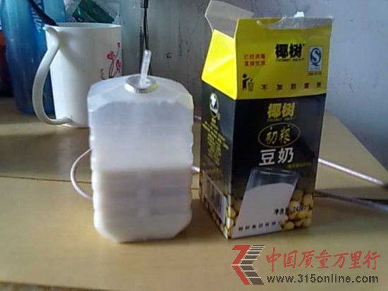 陳同學(xué)喝的椰樹初糧豆奶。