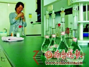 ◥四瓶“珍珠”溶液樣本正在進(jìn)行鉻含量檢測(cè)。 ◥四瓶“珍珠”溶液樣本正在進(jìn)行鉻含量檢測(cè)。