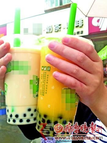 ◥在某商店購(gòu)買的兩份珍珠奶茶。 ◥在某商店購(gòu)買的兩份珍珠奶茶。
