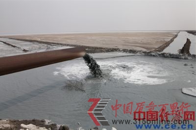 三友化工將灰黑色的廢渣廢液混合物抽到廢渣堆上進(jìn)行沉淀。 三友化工將灰黑色的廢渣廢液混合物抽到廢渣堆上進(jìn)行沉淀。