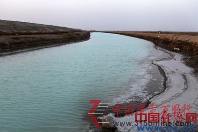 河溝中滿是藍(lán)綠色的堿性污水,河邊結(jié)出了厚厚一層堿。 河溝中滿是藍(lán)綠色的堿性污水,河邊結(jié)出了厚厚一層堿。