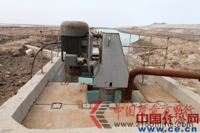 三友化工稱用該設(shè)備抽取堿水回用,但附近居民稱該設(shè)備僅用過兩三次,2012年一次也沒用過。 三友化工稱用該設(shè)備抽取堿水回用,但附近居民稱該設(shè)備僅用過兩三次,2012年一次也沒用過。