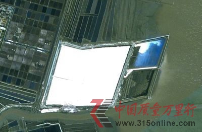 三友化工的廢渣堆占地約270萬平方米,面積相當(dāng)于6400多個(gè)籃球場的大小,廢渣堆與渤海已經(jīng)融為一體。(資料圖) 三友化工的廢渣堆占地約270萬平方米,面積相當(dāng)于6400多個(gè)籃球場的大小,廢渣堆與渤海已經(jīng)融為一體。(資料圖)