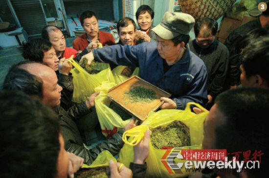 4月14日,杭州西湖茶葉市場,附近茶農涌進市場向茶商推銷自家茶葉。當日該市場茶葉收購價格在150元~180元之間。