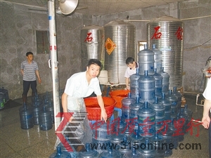 工人在生產冒牌假礦泉水。 工人在生產冒牌假礦泉水。