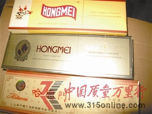 執法人員在現場查獲假煙。 執法人員在現場查獲假煙。