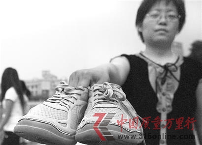 李寧鞋被曝買兩天鞋頭卷毛邊受消費(fèi)者質(zhì)疑