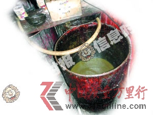 懷疑用來勾兌油的鐵桶十分骯臟,里面的油更是污濁不堪。 懷疑用來勾兌油的鐵桶十分骯臟,里面的油更是污濁不堪。