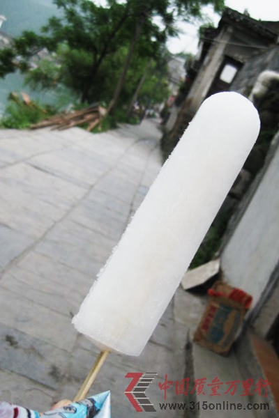(媒體曝光北京瑞華老冰棍,不僅用香精和水勾兌,添加劑超標(biāo)。資料圖) (媒體曝光北京瑞華老冰棍,不僅用香精和水勾兌,添加劑超標(biāo)。資料圖)