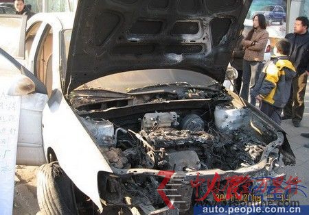 東風(fēng)悅達起亞車頻頻自燃車主守在4S店門前維權(quán)