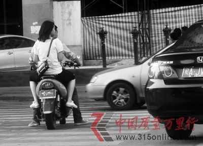 圖為路上行駛著的超標(biāo)電動車。