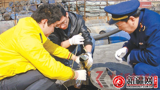 近日,烏魯木齊市工商局執法人員在對烏魯木齊散裝油摸底過程中與糧油質檢人員一同抽檢散裝食用油。唐紅梅 攝