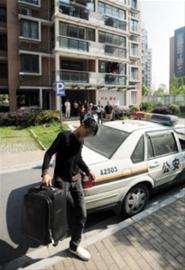 賣腎者在協(xié)警的陪同下取回行李 賣腎者在協(xié)警的陪同下取回行李