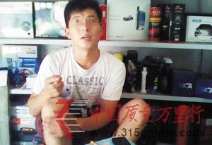 汽車用品店內男子向記者介紹各類車膜。