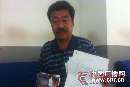 車主代表手持投訴材料和相關(guān)證據(jù)。