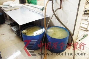 塑料桶內制好的涼面。