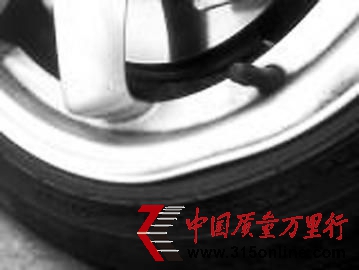 smart新車輪胎鋼圈變形