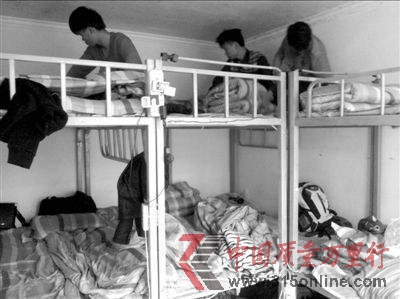 “演員”住處,4張上下鋪卻睡有12個人。本報實習(xí)記者王德陽攝 “演員”住處,4張上下鋪卻睡有12個人。本報實習(xí)記者王德陽攝