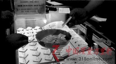 暗訪中,柜員從柜臺下拿出獎票,讓記者抽取。本報實習記者趙恩澤攝 暗訪中,柜員從柜臺下拿出獎票,讓記者抽取。本報實習記者趙恩澤攝