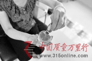 黃女士往冰露純凈水中滴入PH值測試劑,水立刻變成了茶色,PH值比對在5.0左右。 黃女士往冰露純凈水中滴入PH值測試劑,水立刻變成了茶色,PH值比對在5.0左右。