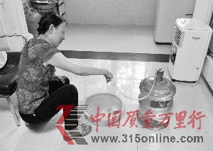 黃女士只好用桶裝水來洗衣。 信息時報記者 郭柯堂 攝 黃女士只好用桶裝水來洗衣。 信息時報記者 郭柯堂 攝