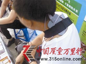 安裝在老人脖子上的“電極”端,通完電以后,老人的頭,馬上規(guī)律地抖了起來。 安裝在老人脖子上的“電極”端,通完電以后,老人的頭,馬上規(guī)律地抖了起來。