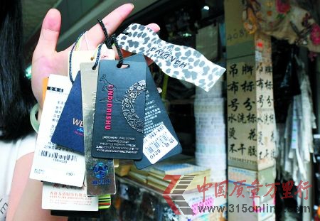 這些吊牌大都內容簡略,做工粗糙。(圖片來源:重慶商報 記者 吳珊 攝)