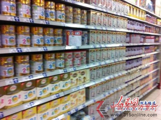 超市售賣南山奶粉的貨架