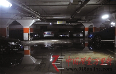 <b>前天,歐陸經典小區地下車庫2層內仍有不少積水。本報記者王苡萱攝</b> <b>前天,歐陸經典小區地下車庫2層內仍有不少積水。本報記者王苡萱攝</b>