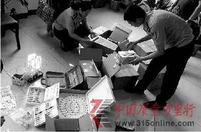 民警在清點(diǎn)查獲的假減肥藥。 民警在清點(diǎn)查獲的假減肥藥。