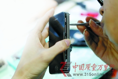 維修人員在修理iPhone手機 CFP圖 維修人員在修理iPhone手機 CFP圖