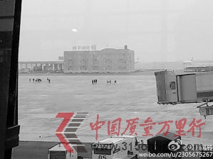 網(wǎng)友@高原風鈴 拍到乘客沖進了停機坪