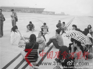 6日早上,部分滯留乘客進(jìn)入昆明機(jī)場(chǎng)停機(jī)坪,坐在飛機(jī)跑道上,不愿離開。 6日早上,部分滯留乘客進(jìn)入昆明機(jī)場(chǎng)停機(jī)坪,坐在飛機(jī)跑道上,不愿離開。